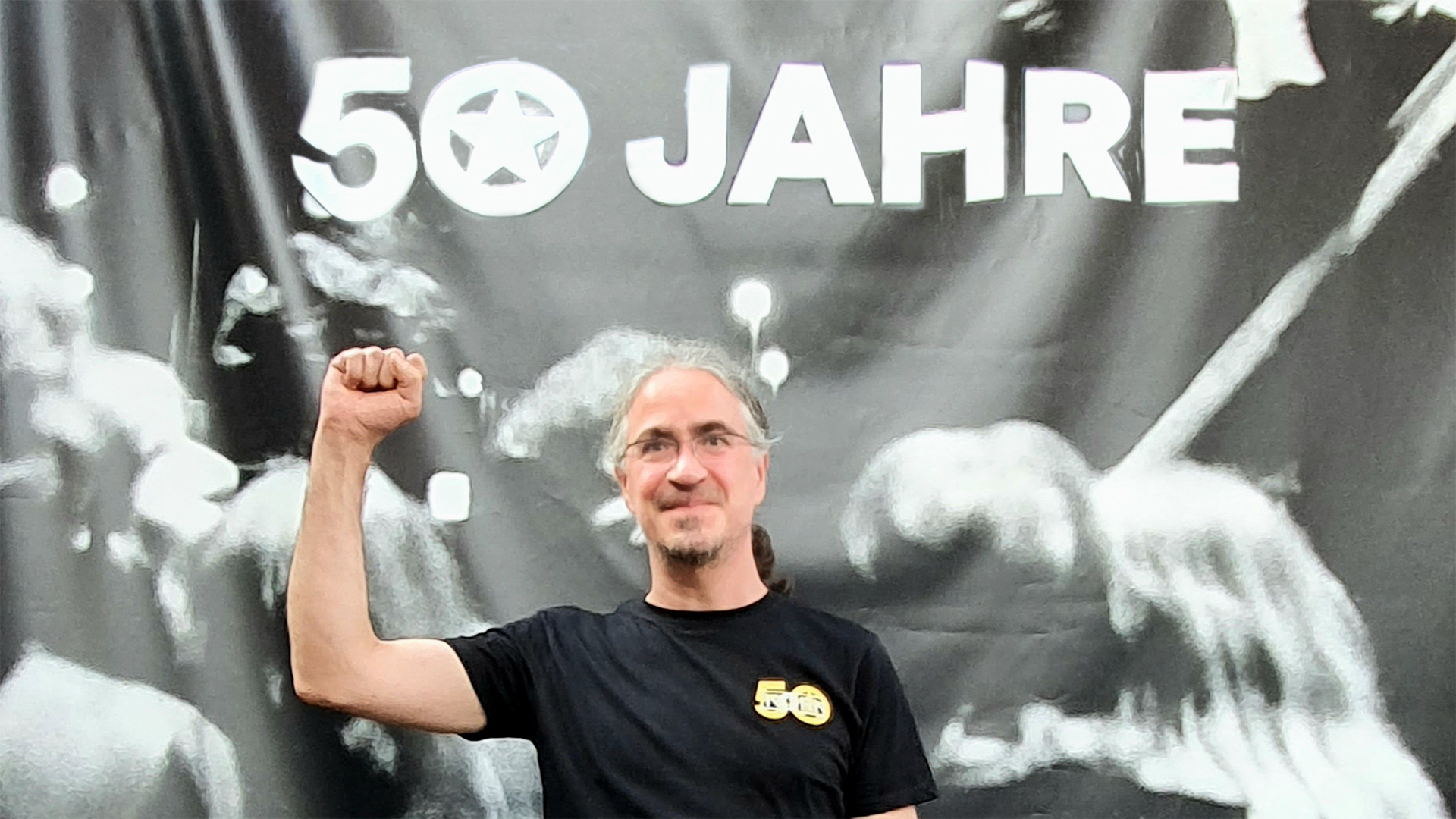 Fares Rahabi macht den Faustino auf einer 50 Jahre UJZ Korn Veranstaltung
