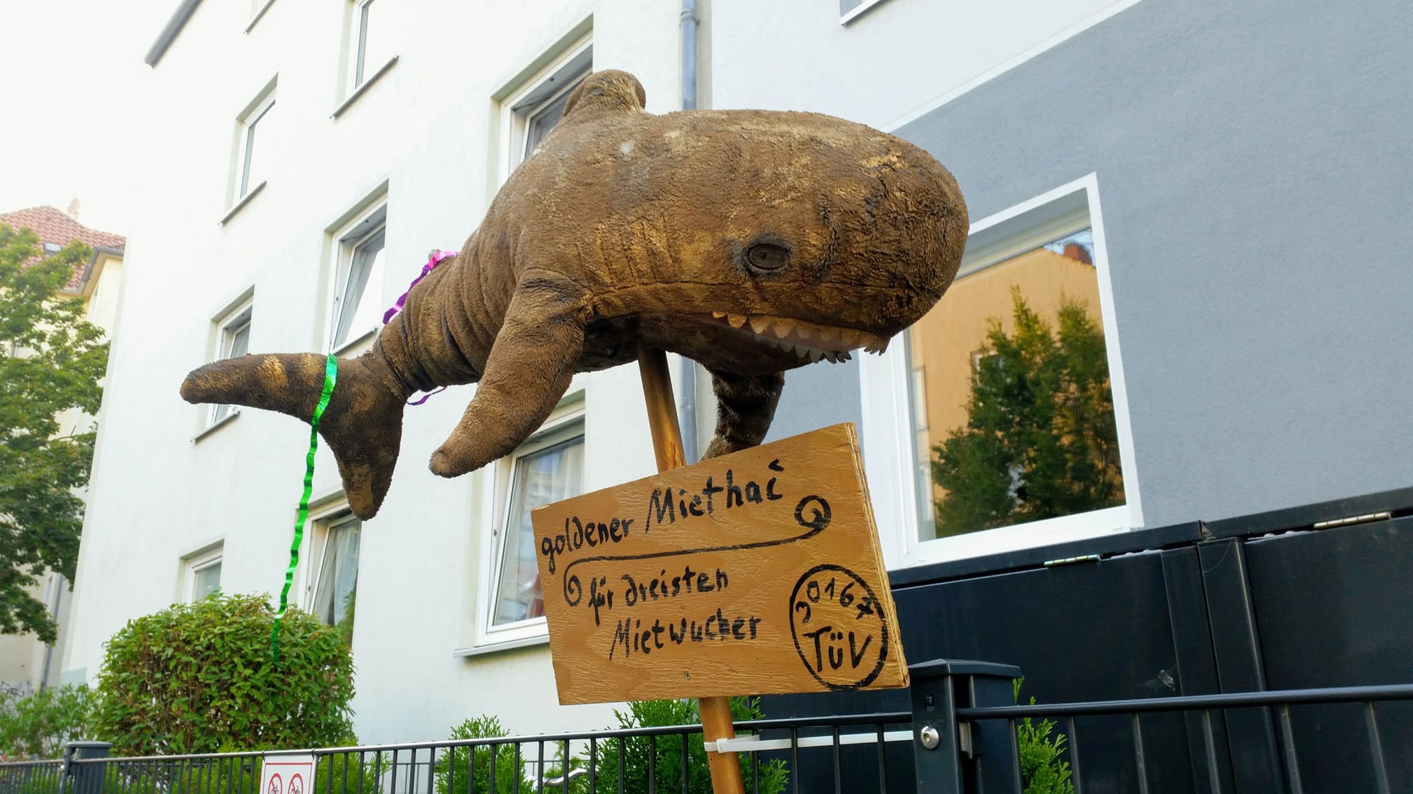 Stabpuppe Miethai symbolisert zu hohe Mieten