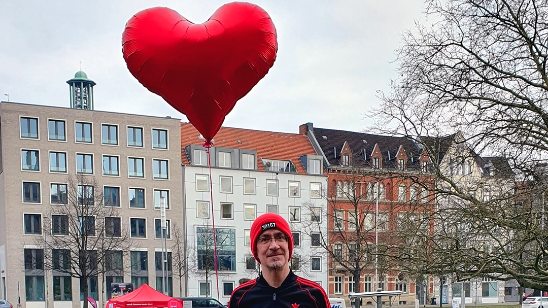 Bild Bezirsratsherr mit Herzluftballon