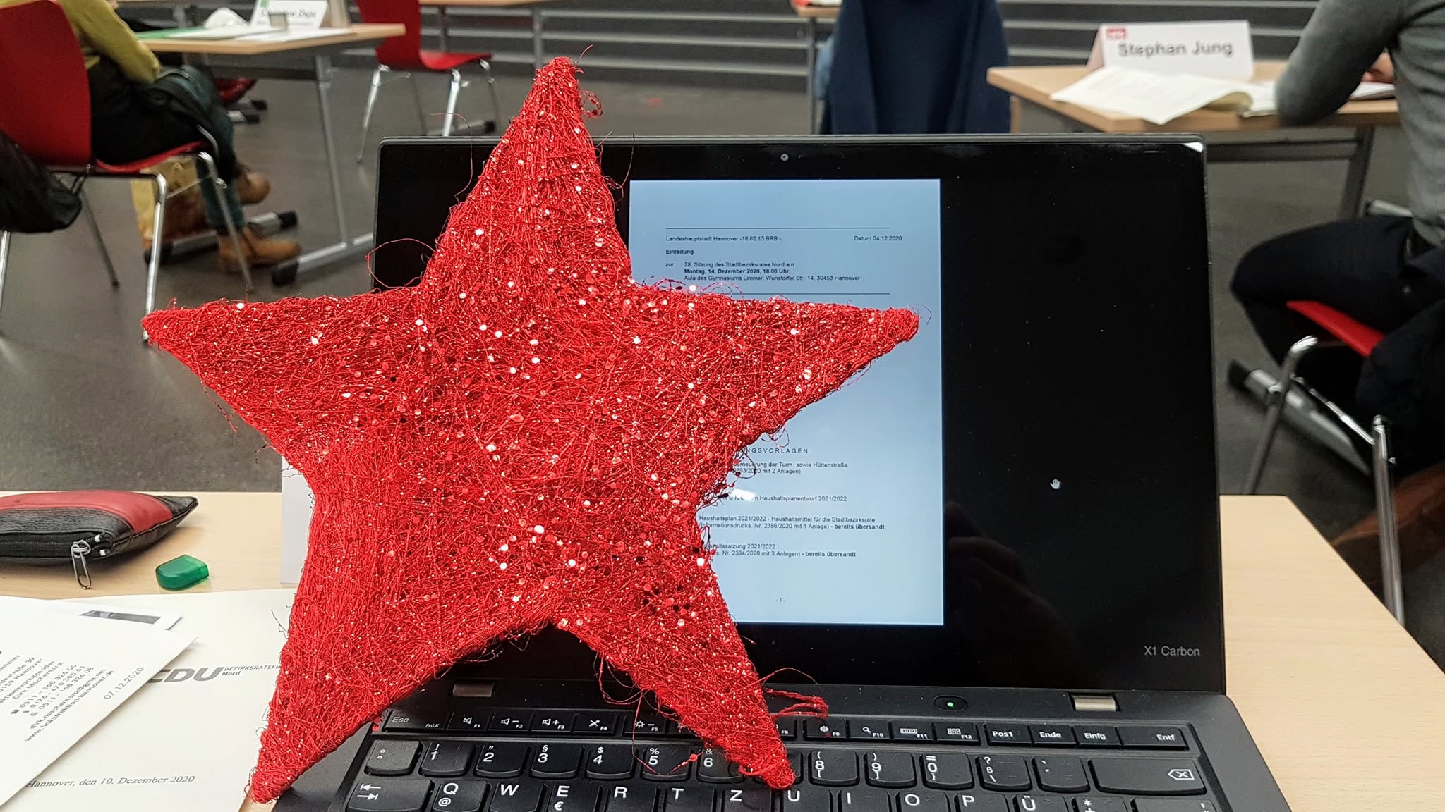 Arbeit im Stadtbezirksrat Hannover-Nord. Hier: Weihnachtssitzung, roter fünfzackiger Stern auf Laptop